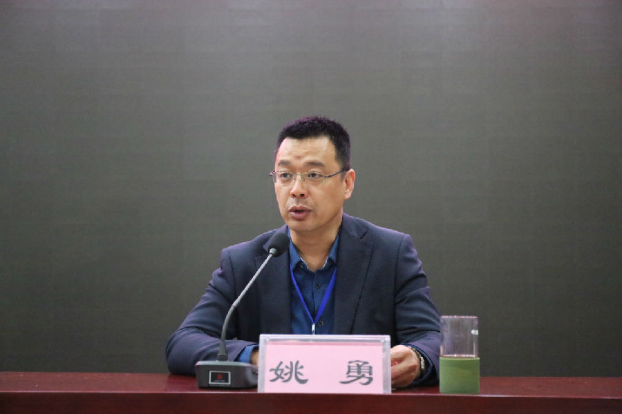 image007.jpg 我校召开2017年党风廉政建设专题会议